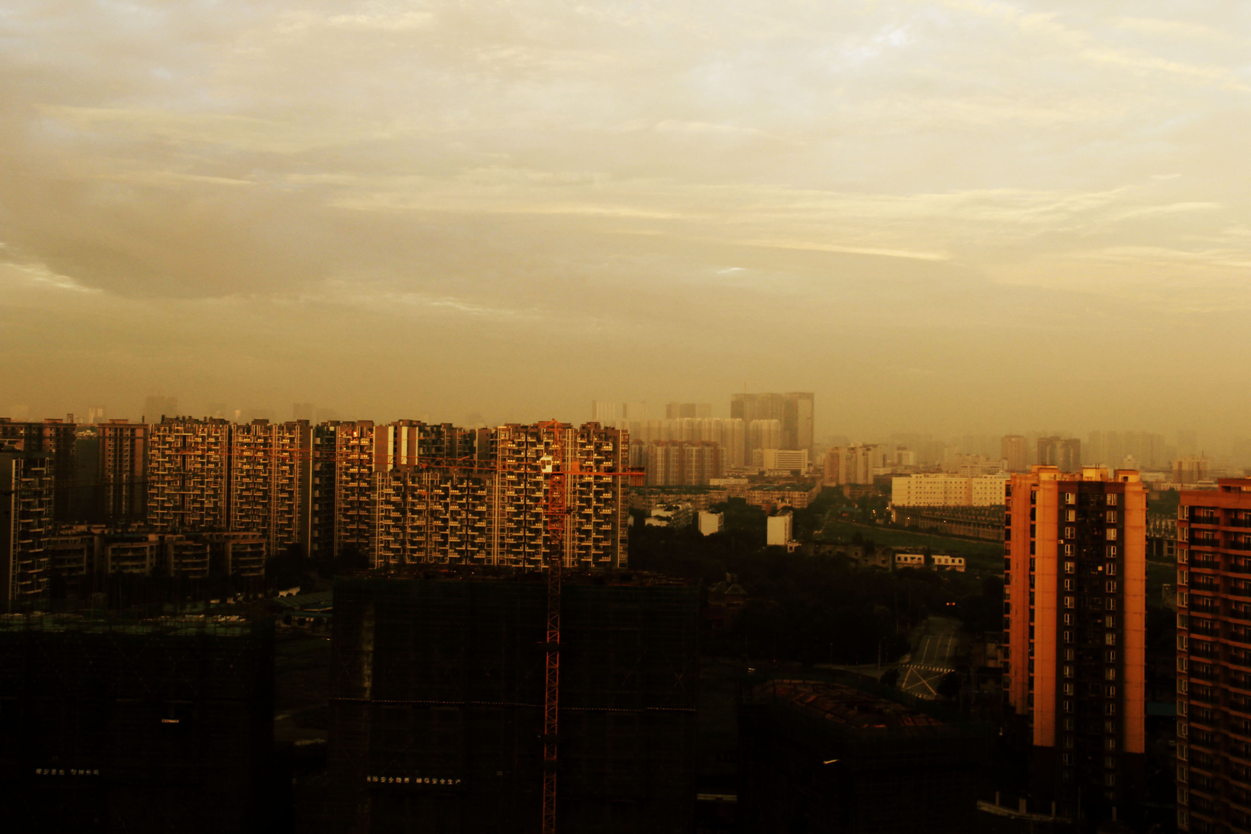 日出时 的城市风景